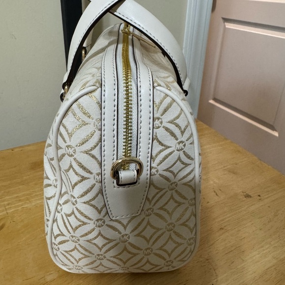 Michael Kors Cream and Gold Patterned Satchel w/Umbrella - Picture 4 of 10